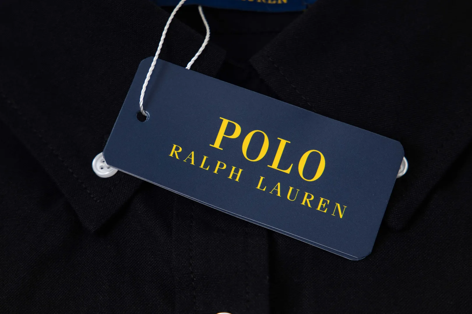🅿️250 New: Style number: B141 Ralph Lauren/Ralph Lauren classic small label couple's long-sleeved shirt 1️⃣ Made of high-quality fabrics, the upper body is soft and comfortable, extremely delicate, and feels solid, smooth and soft. The fabric has the characteristics of being wrinkle-free and has an invincible feel. The details are perfectly handled! 2️⃣The workmanship details are perfectly controlled. They are all hemmed with vest technology, and the inside of the sleeves are also used. Different from the four-needle and five-thread workmanship, the collars are also all designed with interlining, showing high-end fashion and individuality, and the style is fashionable, simple and elegant! 3️⃣It is very youthful and energetic, and can be easily worn by both men and women. It is very in line with the fashion aesthetic concepts of today's young people! Color: Black, White, Navy Size: S, M, L, XL
